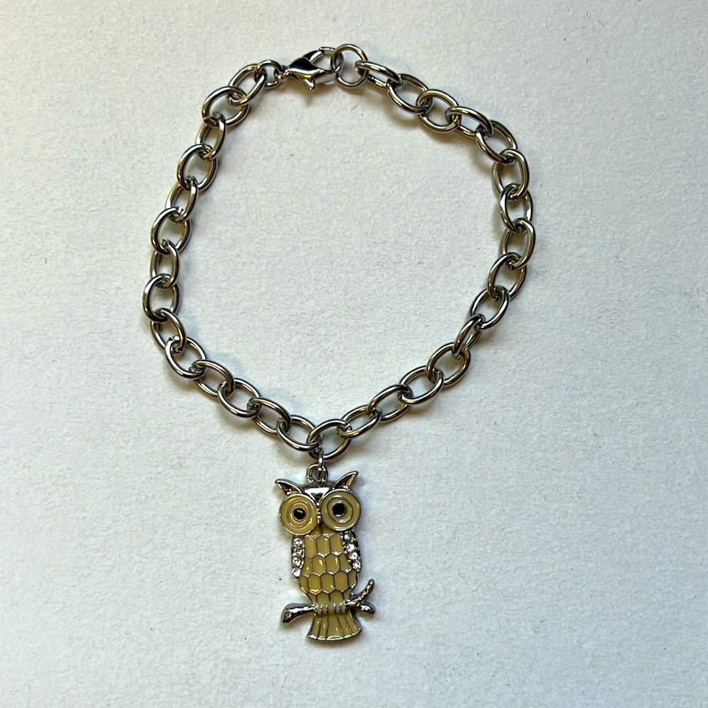 New 8” Owel bracelet 7.1/2”,Owel in cream color with rhinestones aprox 1”